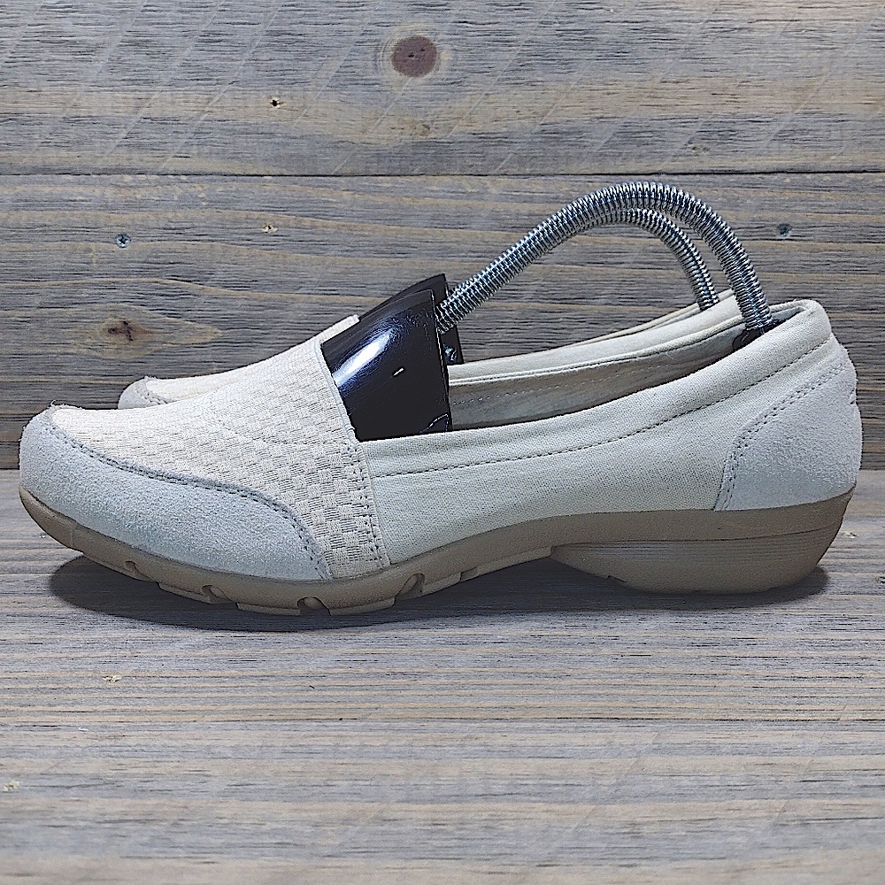 Skechers Career Interview Flat Suede Shoes Womens Size 10 Cream